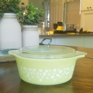 Pyrex Vintage Spring Blossom 472-8 Casserole Dish 1.5 PT with Lid